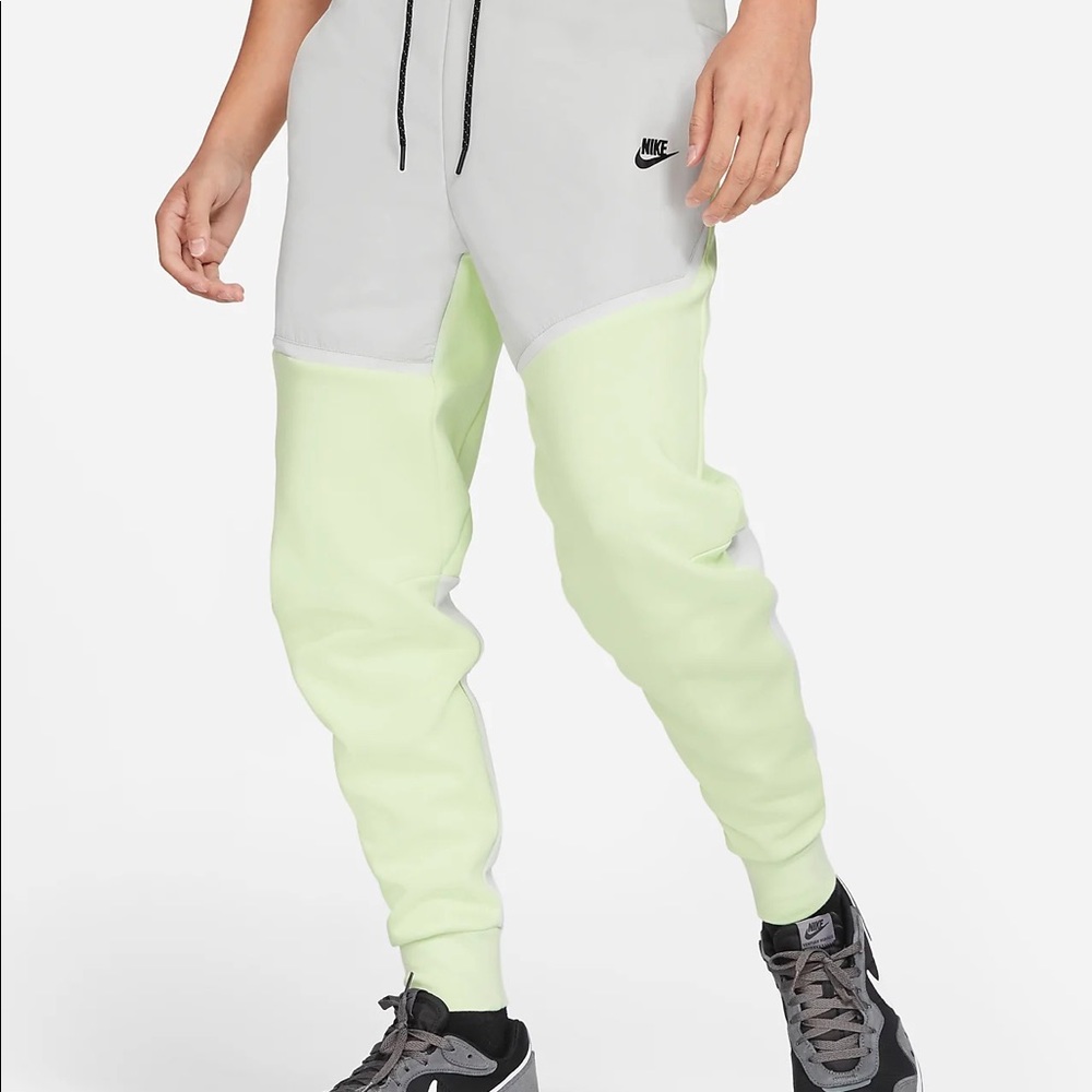 NWT Nike Tech Fleece Joggers - Oregon Ducks exclusive